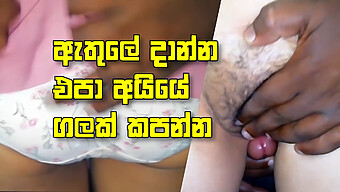 18-Jarig Meisje Uit Sri Lanka Krijgt Een Footjob En Facial