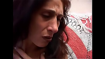 Una Milf Italiana Viene Scopata Duramente In Un Sesso Di Gruppo Hardcore