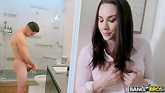 Stedmor Chanel Preston Opdager Sin Søn, Der Onanerer På Badeværelset Og Beslutter Sig For At Være Med