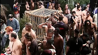 De Nombreux Hommes Ont Leur Chemin Avec Une Femme Noire Aux Gros Seins Dans Une Fête De Sexe De Groupe Sauvage