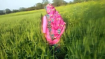 Sexe En Plein Air Fait Maison Avec Une Bhabhi Indienne Du Village En Hindi