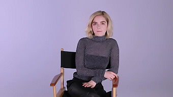 L'Adorable Assurance De Kiernan Shipka Dans Un Défi De Branlette