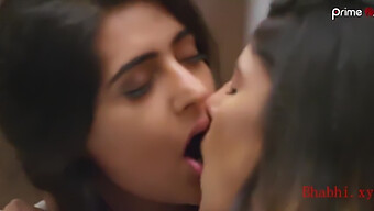 Uitați-Vă Cum Actrița Indiană Își Sărută Și Își Mângâie Partenerul În Această Scenă De Sărutări Lesbiene