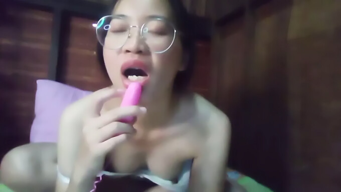 Asiatisches Amateurgirl Masturbiert Zum Orgasmus