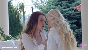 Lesbisk Scene Med Misha Cross Og Lola Tay På En Vindfull Dag