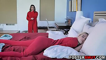 Genç (18+) Lezbiyenler: Sarışın Genç Ve Olgun Foster Anne