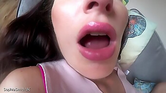 A Namorada Asmr Sophia Smith Explora Seu Fetiche Por Boca E Brincadeira Com A Língua