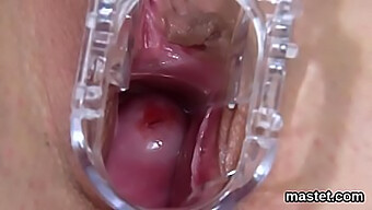 Close-Up De Uma Vagina Raspada Se Masturbando Com Um Brinquedo Sexual