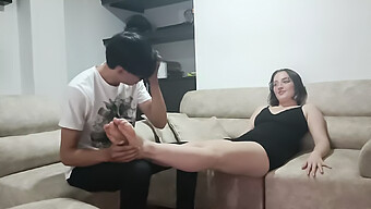 Genç (18+) Karısı En Iyi Arkadaşı Tarafından Amatör Bir Videoda Içine Boşalıyor