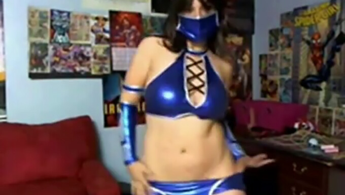 Grandes Tetas Y Un Striptease Seductor: Una Chica Cosplay Mortalmente Sexy