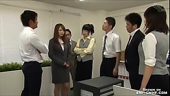 Les Femmes Japonaises Endurent Un Travail De Bureau Humiliant