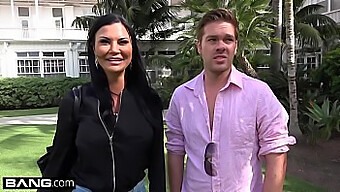 Milf Jasmine Jae'Nin Büyük Göğüsleri Ve Piercingli Amı Plajda Sergileniyor