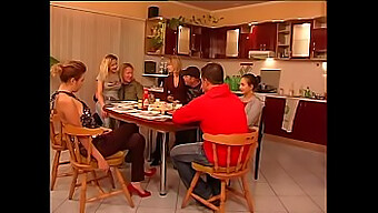 Una Famiglia Di Modelle Si Concede Una Scopata Hardcore