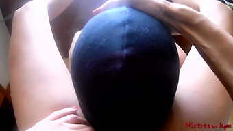 Femdom Mistress Kym Lame El Clítoris De Su Bebé En Este Video De Cunnilingus