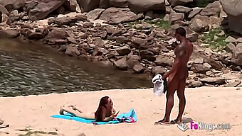 Plaisir Interracial Sur La Plage Avec Une Grosse Bite Noire