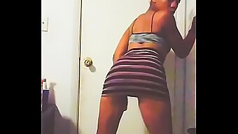 Ebony Twerking In A Short Skirt