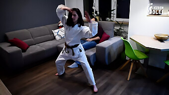 Brązowa Piękność Dominuje Z Karate I Bdsm.