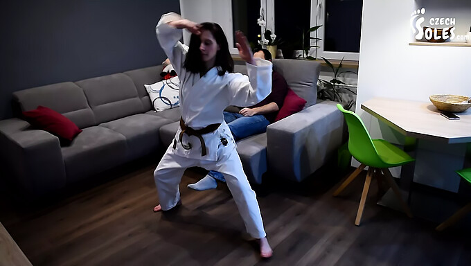 A Barna Szépséget A Karate Láb És A Bdsm Uralja