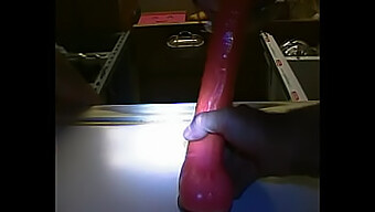 Bermain Dildo Dalam Aksi Deepthroat