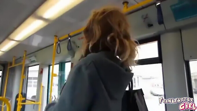 Vidéo Hd D'Un Gay Européen Se Masturbant Dans Un Tramway De Francfort