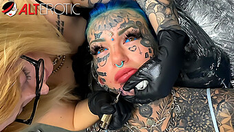 Grandi Tette Naturali E Un Viso Tatuato: L'Ultimo Tatuaggio Di Una Splendida Pornostar