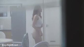 Pequeña Morena Pillada Haciendo Fotos Desnudas En El Baño