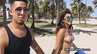 Latina Sensual De Biquíni Recebe Um Boquete De Pau Grande