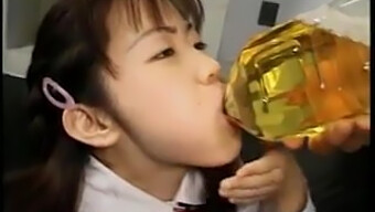 Si Cantik Asia Melakukan Hubungan Seks Yang Brutal Dan Minum Kencing