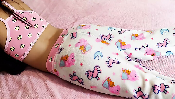 Pink Dan Menggoda: Gadis Dengan Badan Yang Cantik Dihina Dan Diliwat