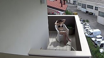 Italiaanse Amateur Betrapt Op Camera Terwijl Ze Masturbeert Op Het Balkon