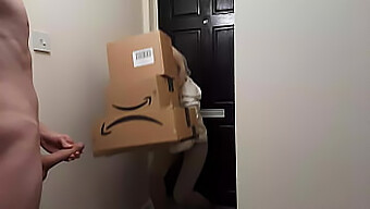 De Wilde Fantasie Van Een Jonge Man Wordt Vervuld Met Een Hete Amazon-Bezorgster