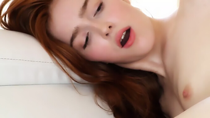 ออร์แกสม์ที่สมบูรณ์แบบของ Jia Lissa ผมแดงถูกจับในกล้อง