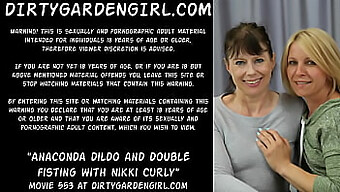 Nikki Curly Cieszy Się Analnym Fistingiem I Penetracją Dildo Z Donną Flower.