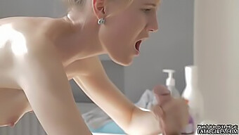 Blonde Massagetherapeut Geeft Een Handjob En Blowjob Combo