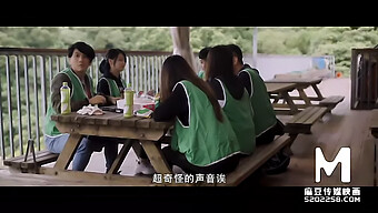 亚洲大学女孩的乳头被吸吮,她的大奶子在汽车引擎盖上弹跳