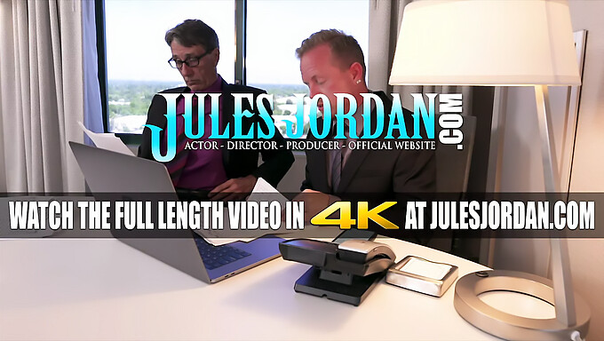 Liten Jules Jordan Får Sin Tighta Fitta Arbetad Av Två Män