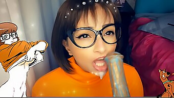 Chupando E Fodendo: Velma E O Monstro Em Uma Cena Cosplay Quente