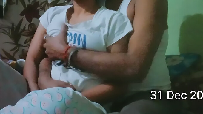 18+ Indická Milfka Si Necháva Použiť Svoje Veľké Prsia Zozadu