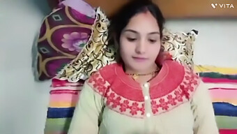 Sperma Di Tempat Umum: Kakak Tiri India Memasukkan Sperma Ke Dalam Pantat Ibu Tirinya Di Depan Suami