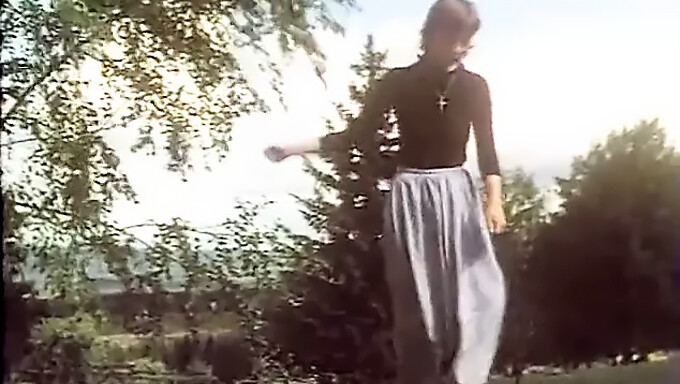 Vintage Svensk Milf Tar På Sig En Stor Kuk I Denna Klassiska Hardcore-Video