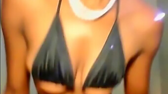 Una Sexy Chica Negra Disfruta De La Masturbación Con Juguetes Sexuales En La Webcam