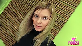 Elizabeth J, Krásna Blond Ruská Tínedžerka, Ukazuje Svoju Oholenú Kundičku V Sólovom Videu