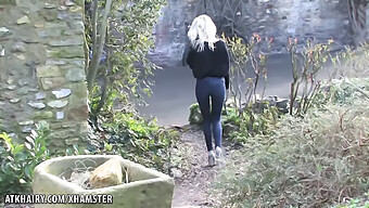 Assista Ulrika Se Despir E Mostrar Sua Buceta Molhada E Peluda